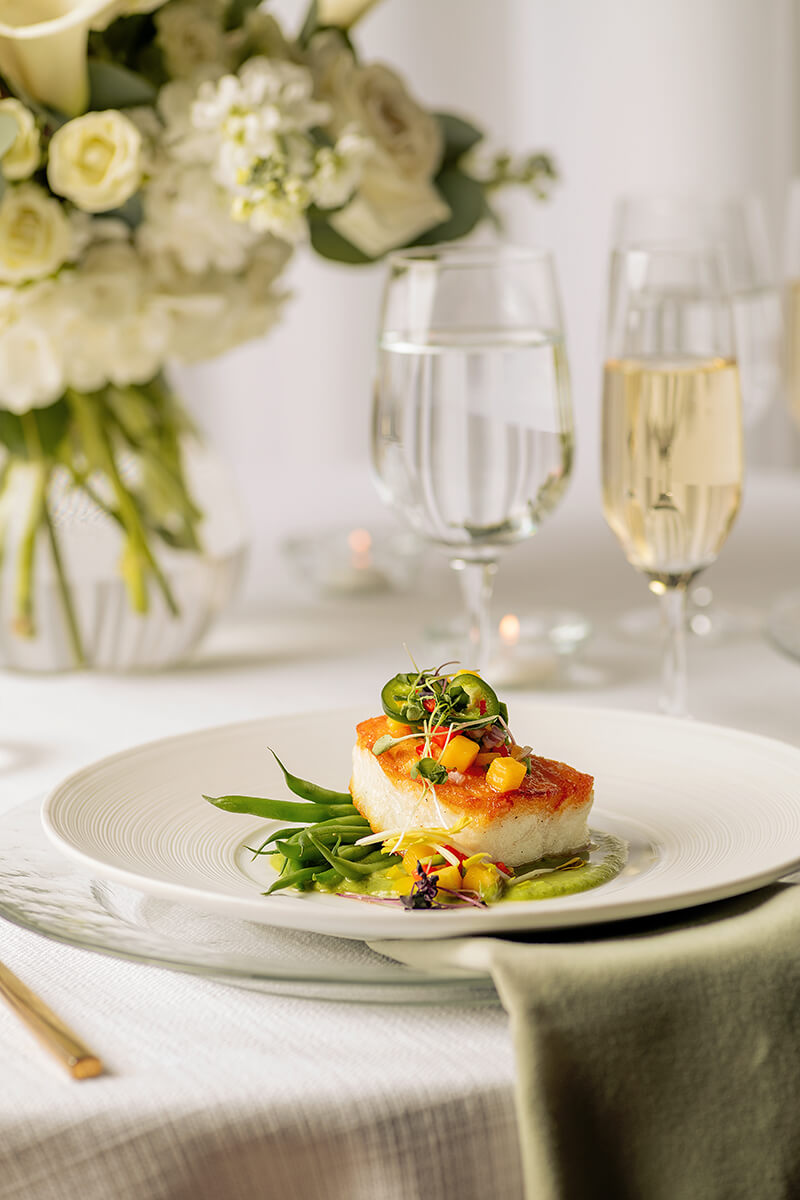 img-gourmet-dish-elegant-table-setting
